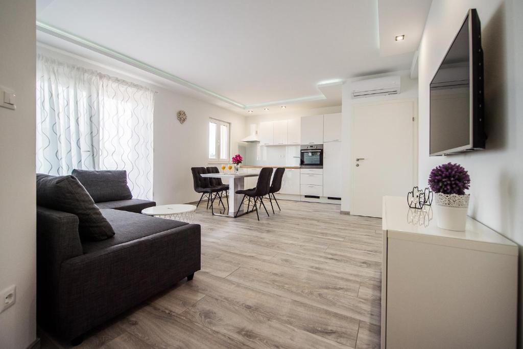 Televízia a/alebo spoločenská miestnosť v ubytovaní Solin apartments Praetorium