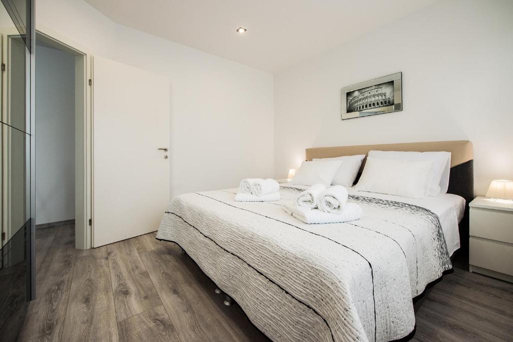Posteľ alebo postele v izbe v ubytovaní Solin apartments Praetorium