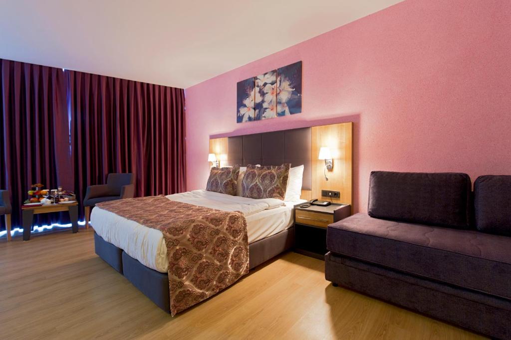 Postel nebo postele na pokoji v ubytování Euphoria Batumi Convention & Casino Hotel
