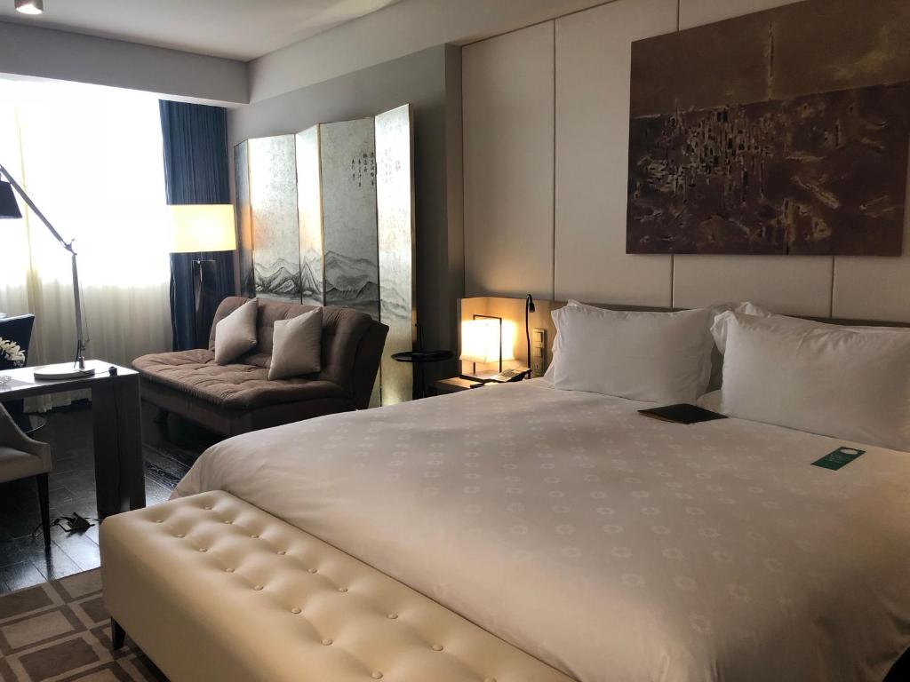 Postel nebo postele na pokoji v ubytování Golden Tulip New Asia Hotel The Bund Shanghai