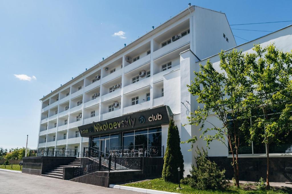un edificio de hotel con un cartel para el club Morgan en Nikolaevsky Hotel, en Vólogda