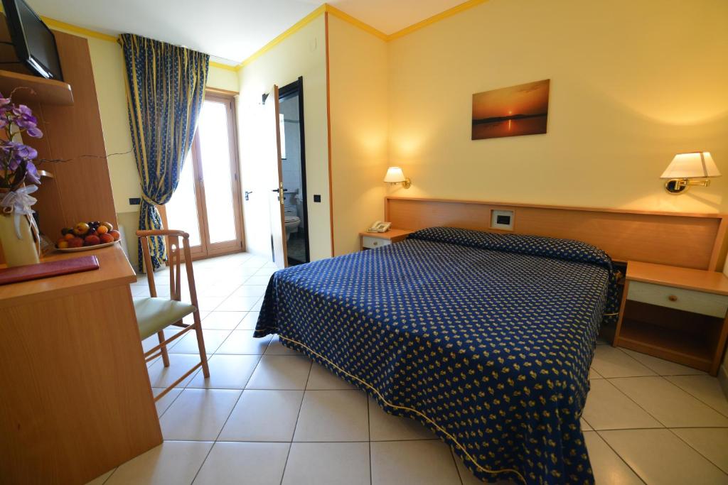 Postel nebo postele na pokoji v ubytování Hotel Lo Smeraldo