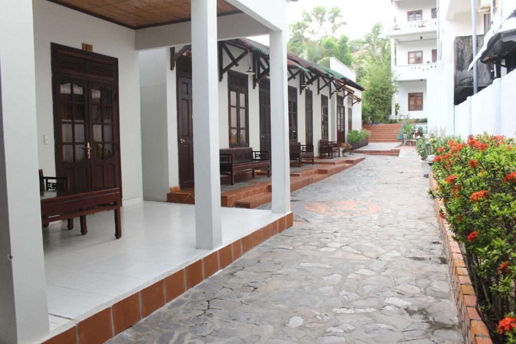 a corridor of a house with a stone walkway at Minh Kha Hotel in Mui Ne