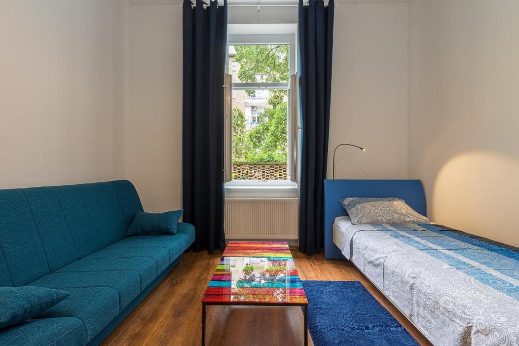een woonkamer met een bank en een tafel bij Bravo in Zagreb