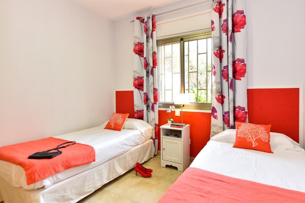 Łóżko lub łóżka w pokoju w obiekcie Beach House Adelfas San Agustín MCI