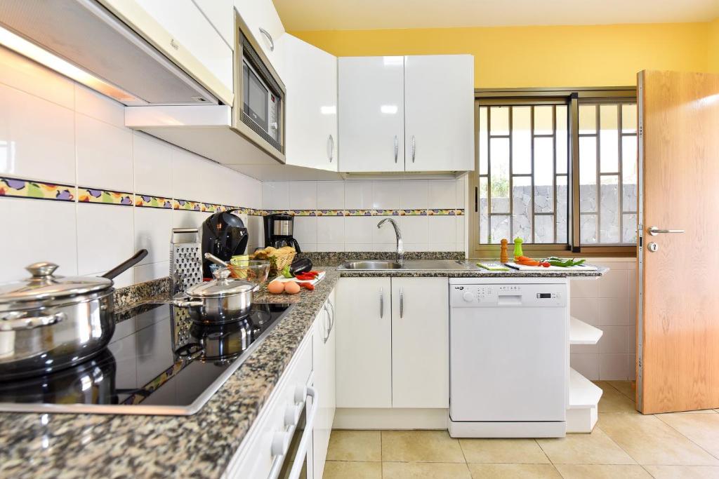 Kuchnia lub aneks kuchenny w obiekcie Beach House Adelfas San Agustín MCI