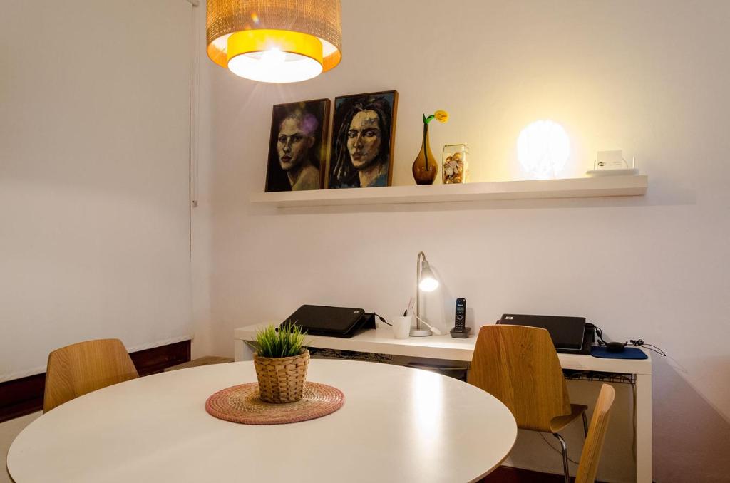 バルセロナにあるGreat apartment in Poblesecのダイニングルーム(白いテーブル、椅子付)