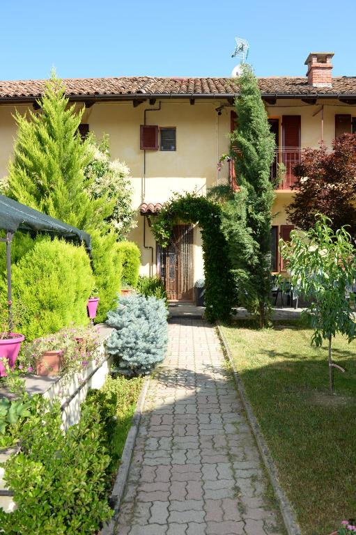 einen Garten mit einem Gehweg vor einem Haus in der Unterkunft La Valle B&B in Asti