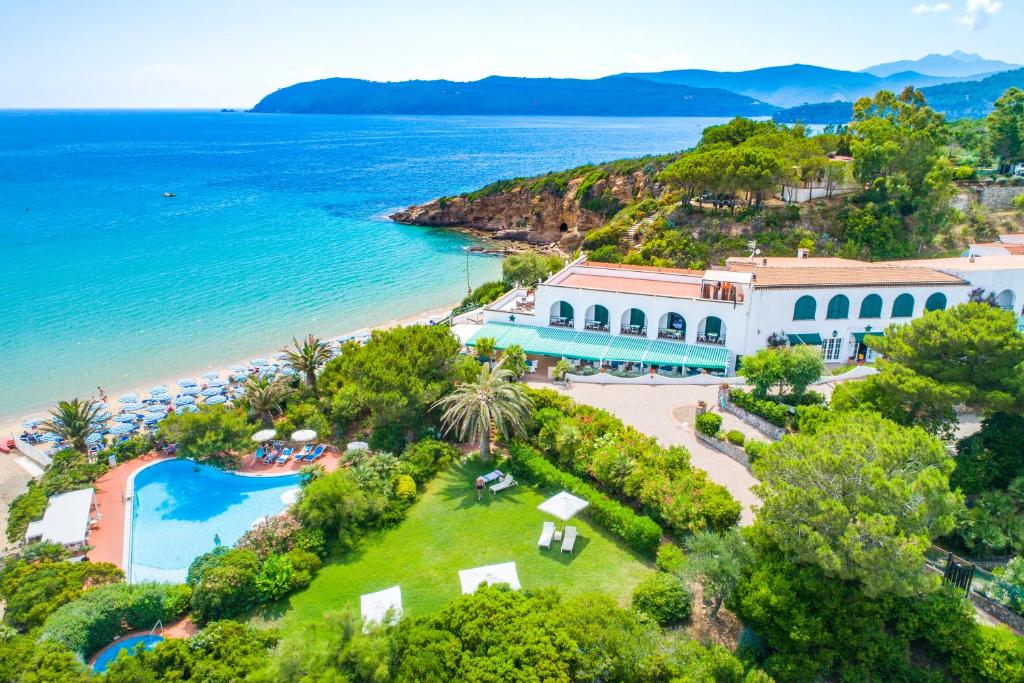 una vista aerea su un resort e sull'oceano di Hotel Antares a Capoliveri