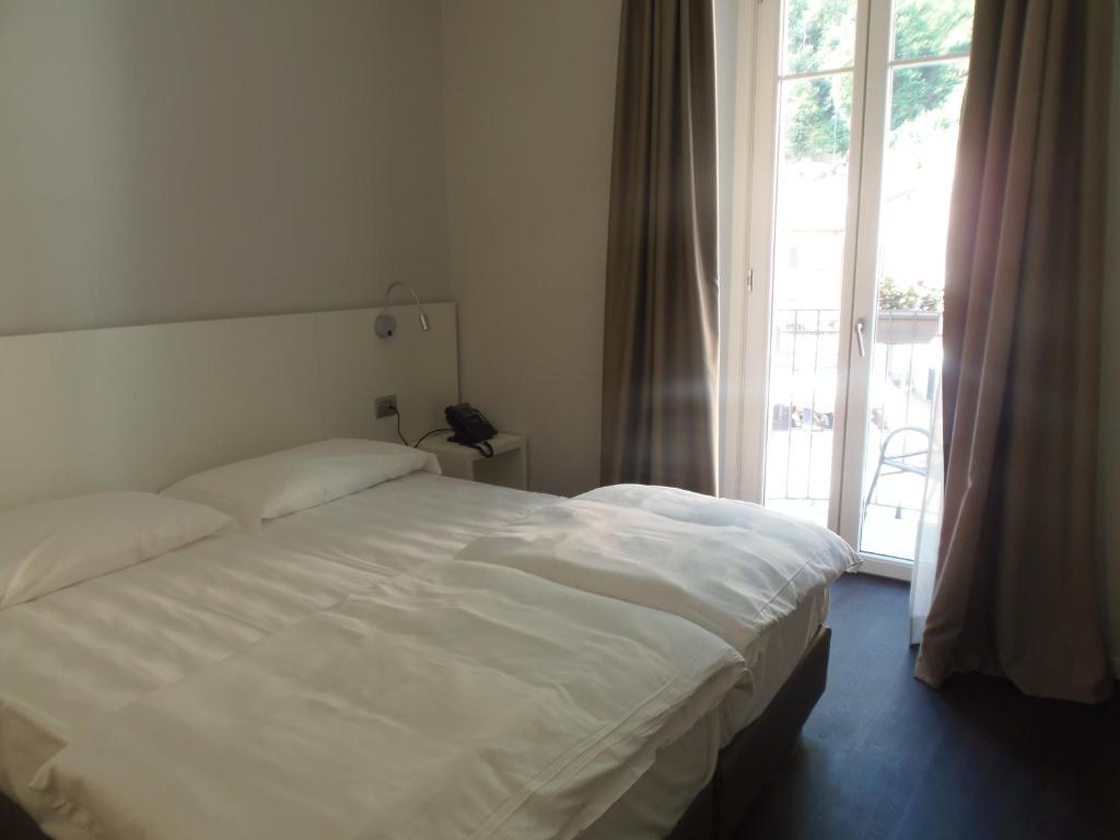 Postel nebo postele na pokoji v ubytování Albergo Dongo