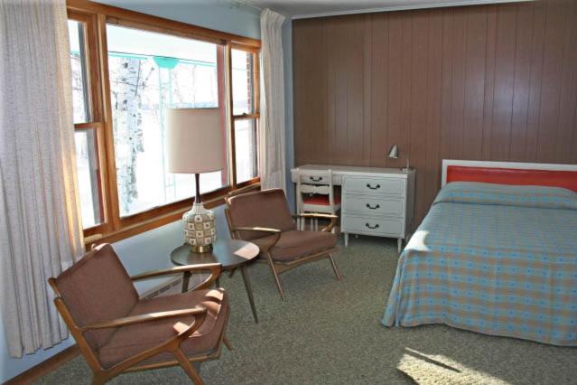 Postel nebo postele na pokoji v ubytování Historic Birch Lodge and Motel