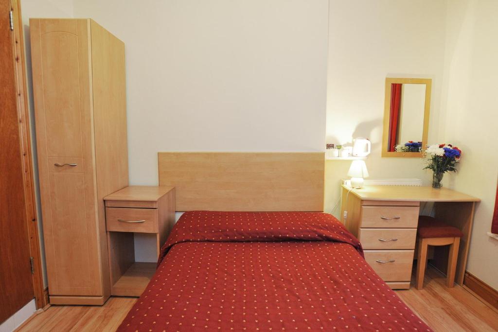 Postel nebo postele na pokoji v ubytování Elmwood Hotel