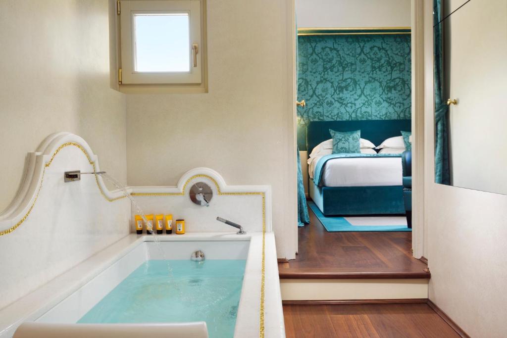 Posteľ alebo postele v izbe v ubytovaní San Firenze Suites & Spa
