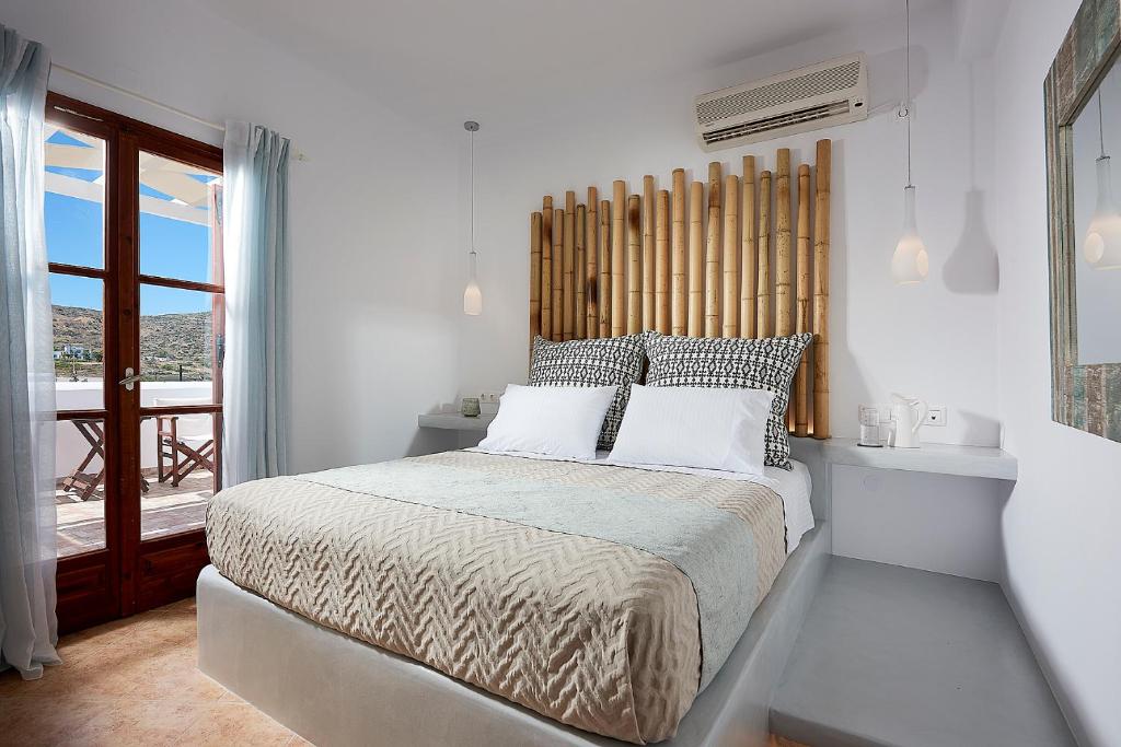 Postel nebo postele na pokoji v ubytování Mirabeli Apartments & Suites