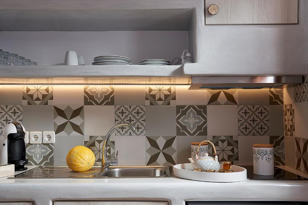 Kuchyň nebo kuchyňský kout v ubytování Mirabeli Apartments & Suites