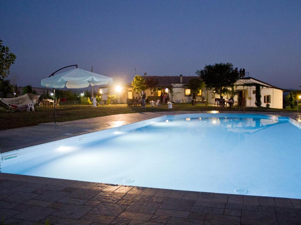 una grande piscina in un cortile di notte di Villa Lancellotti a Irsina