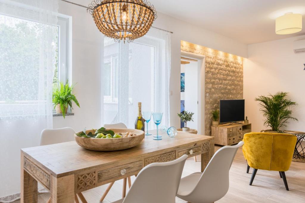 uma sala de jantar com mesa e cadeiras em Lux Apartment Medulin Istria em Medulin