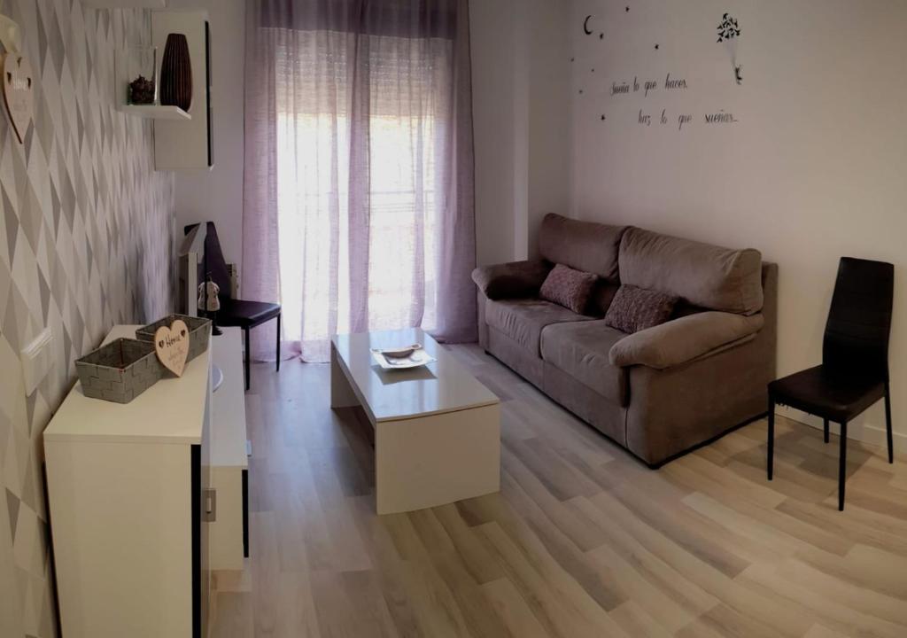 Apartamento "El Abuelo" في كالاهورا: غرفة معيشة مع أريكة وطاولة