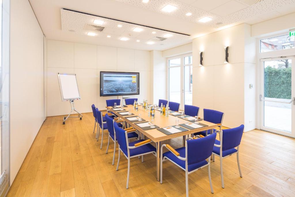 TV a/nebo společenská místnost v ubytování Stadthotel Freiburg Kolping Hotels & Resorts