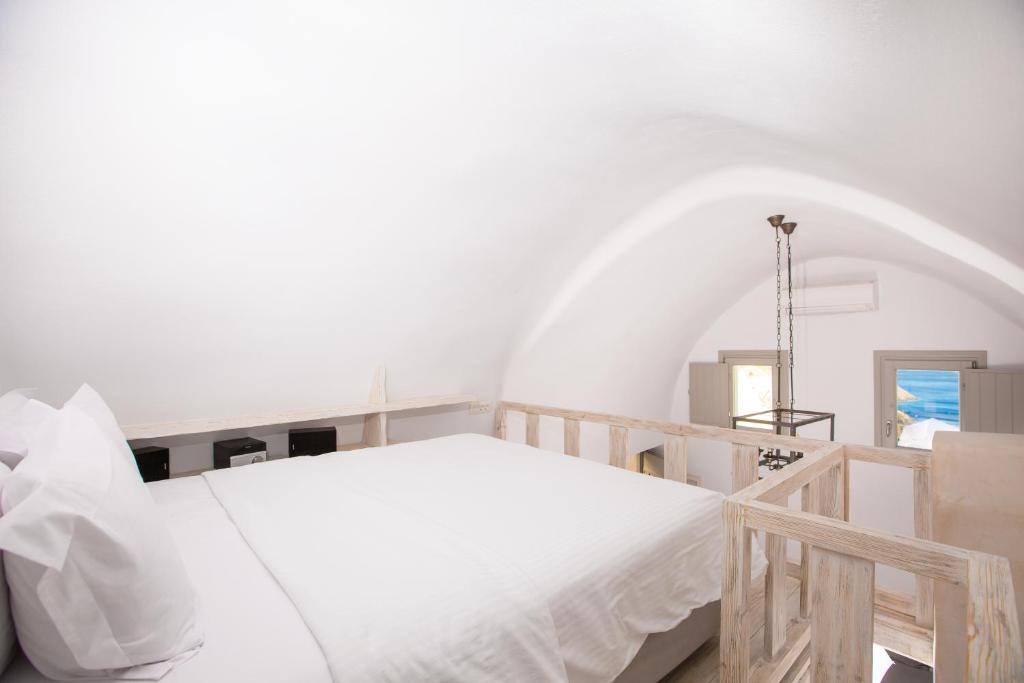 Postel nebo postele na pokoji v ubytování The Dream Santorini