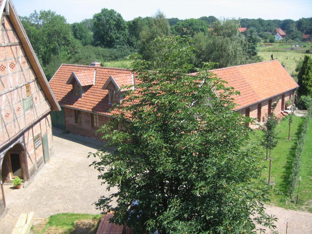 an overhead view of a building with a tree at Fewos in Klein-Grindau in Schwarmstedt