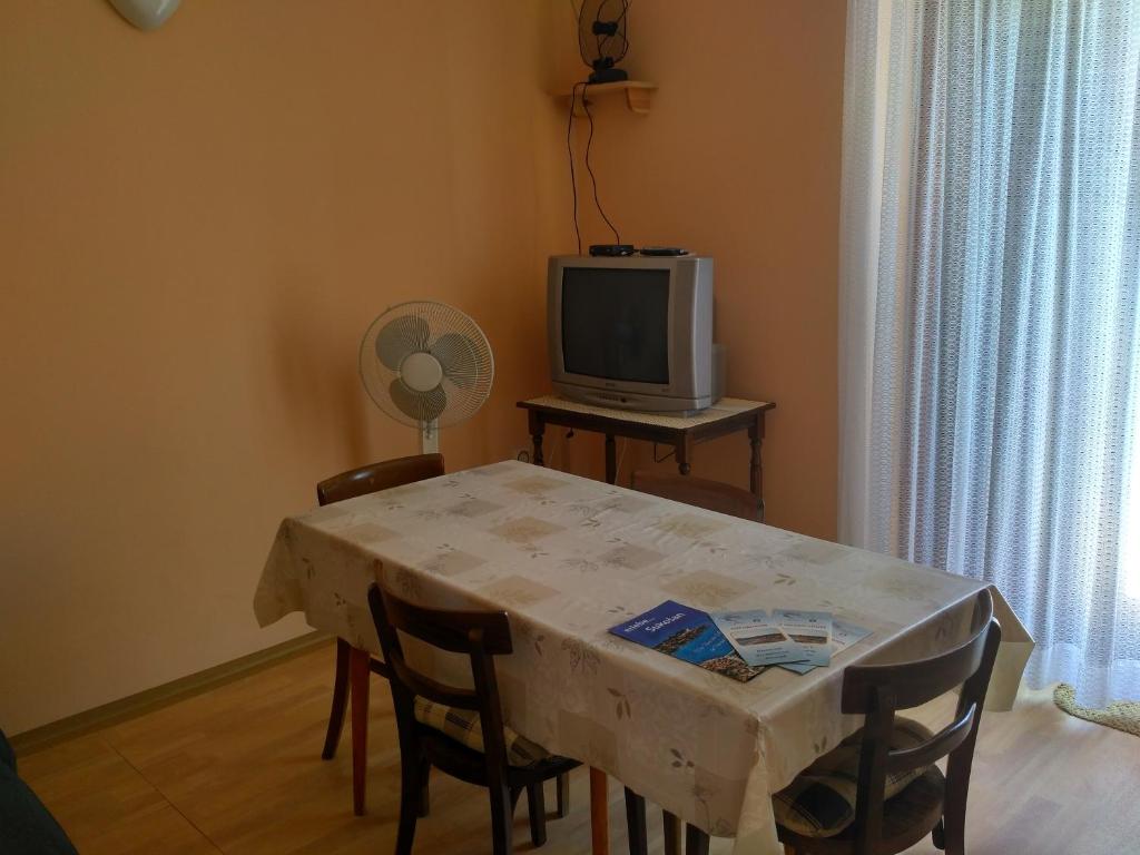 Televízia a/alebo spoločenská miestnosť v ubytovaní Apartmani Tonica