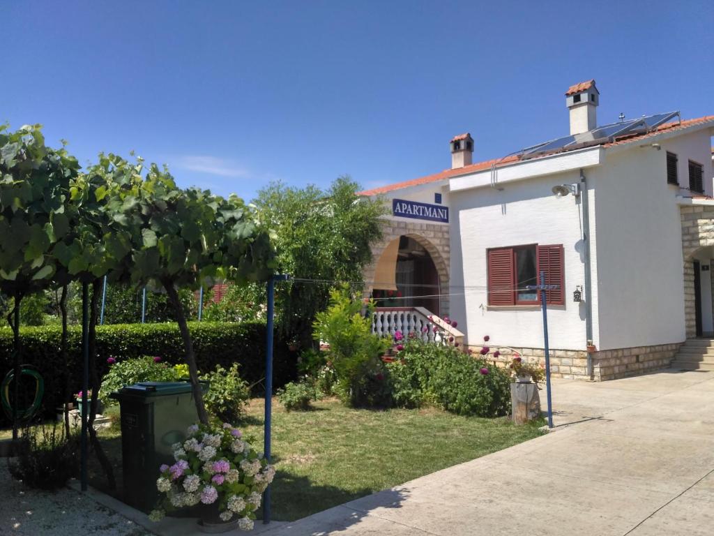 Vonkajšia záhrada v ubytovaní Apartmani Tonica