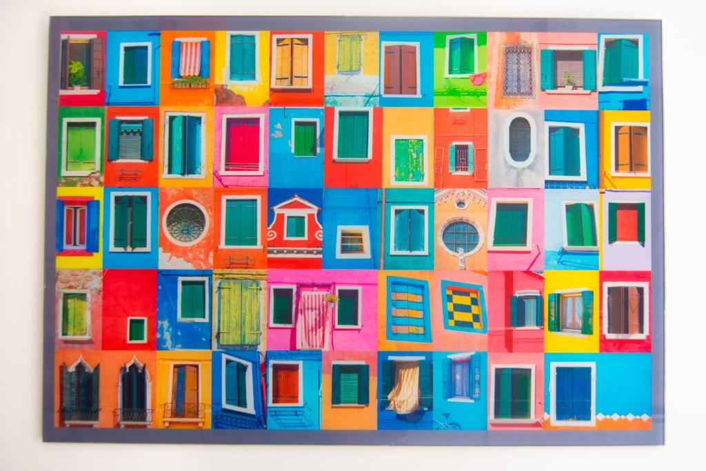 una pintura de un montón de ventanas de diferentes colores en Appartamento Tadolini, en Roma