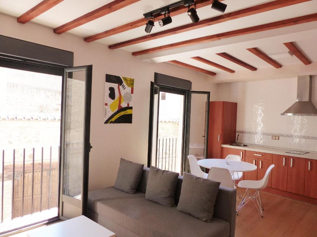 uma sala de estar com um sofá e uma mesa em Apartamento A con Garaje Privado em Toledo