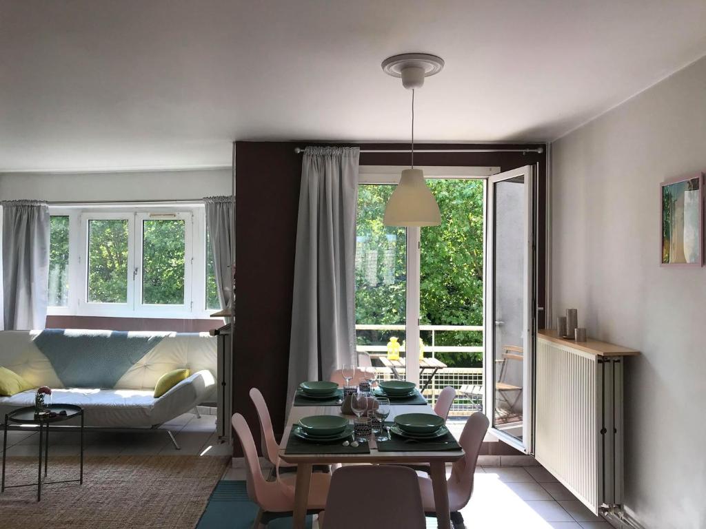 a living room with a table and a couch at F3 - Séjour Paris + Disneyland - 37bd Segrais Lognes in Lognes