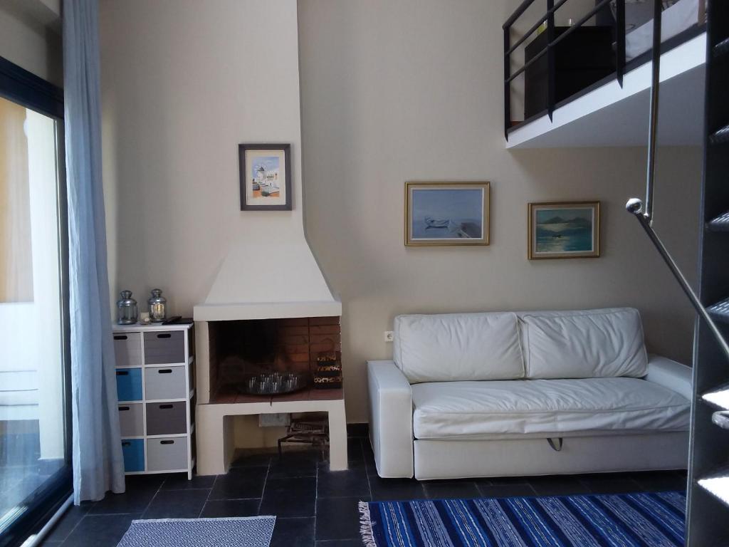 ネオス・マルマラスにあるNtelis Homeのリビングルーム(白いソファ、暖炉付)