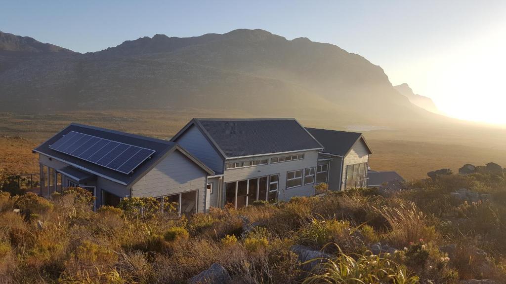 una casa con paneles solares en la cima de una colina en Tranquility Heights, en Pringle Bay