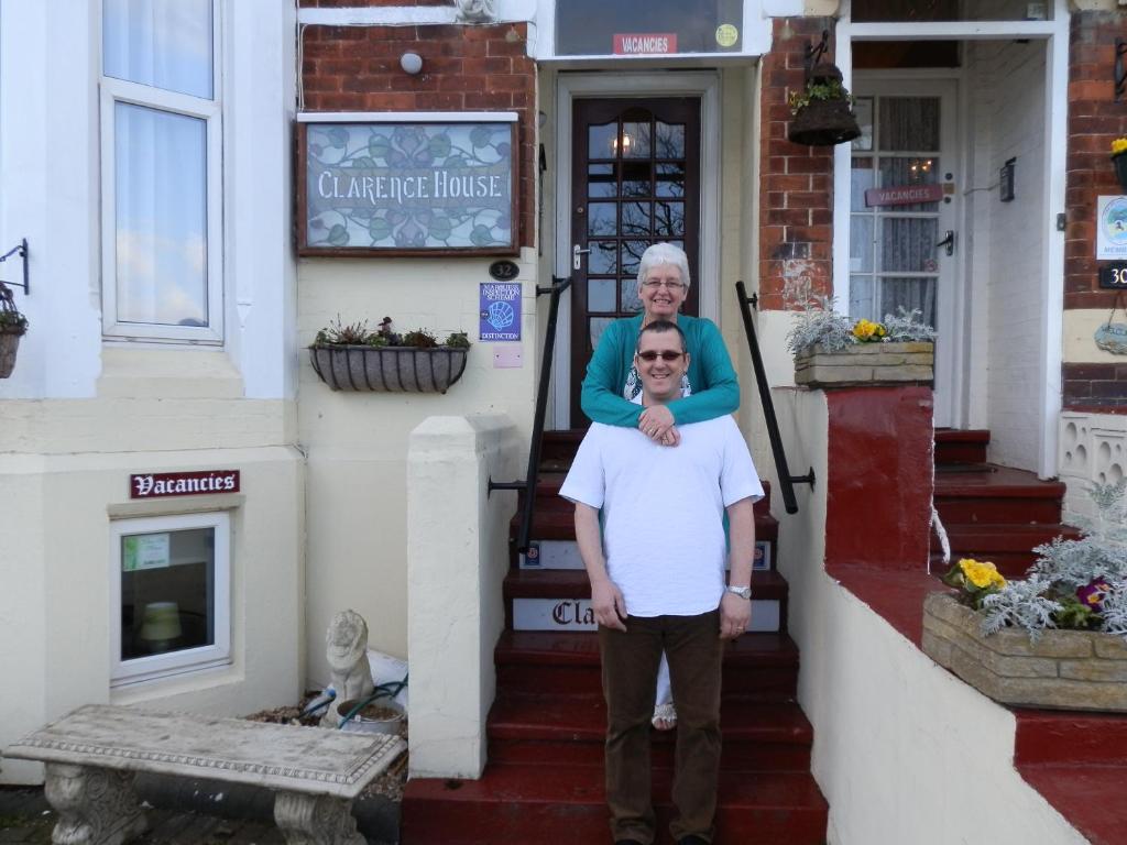 een oudere vrouw die op de trappen van een huis staat bij Clarence House in Skegness