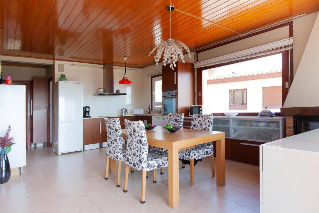 A kitchen or kitchenette at Lets Holidays Apartment Costa Brava
