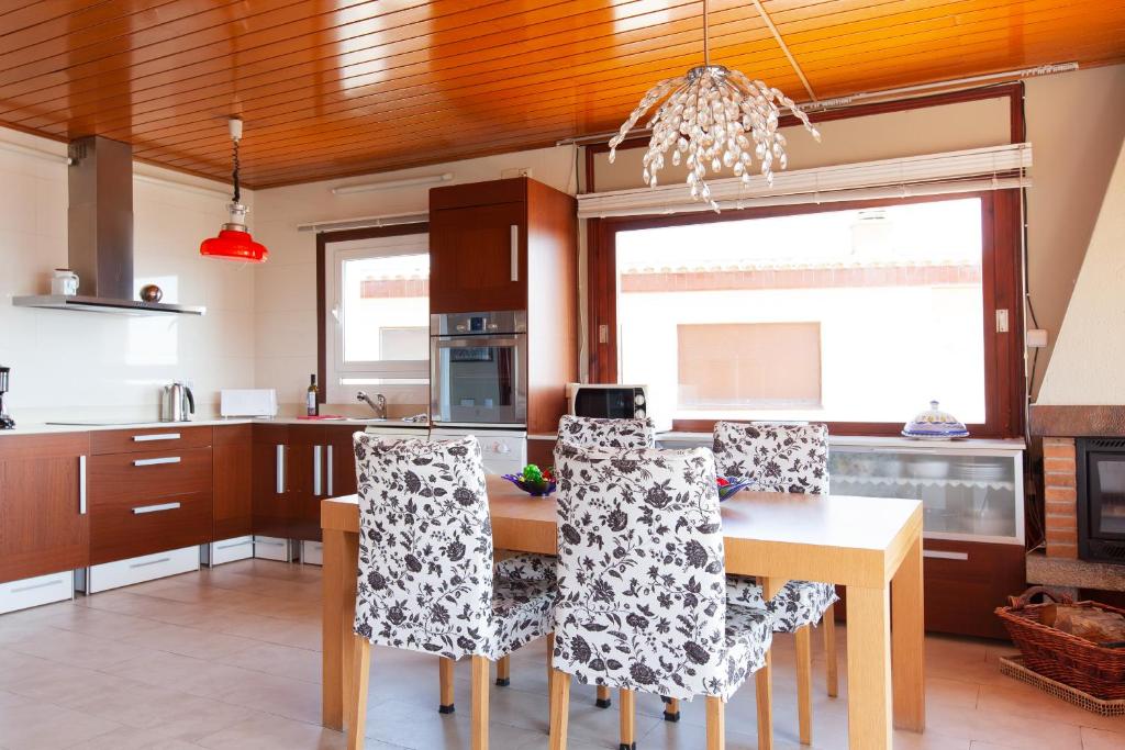A kitchen or kitchenette at Lets Holidays Apartment Costa Brava