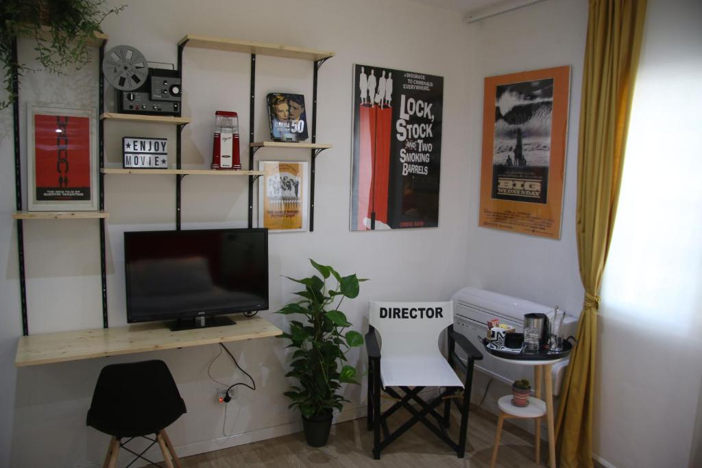 A television and/or entertainment centre at Mila Guest House