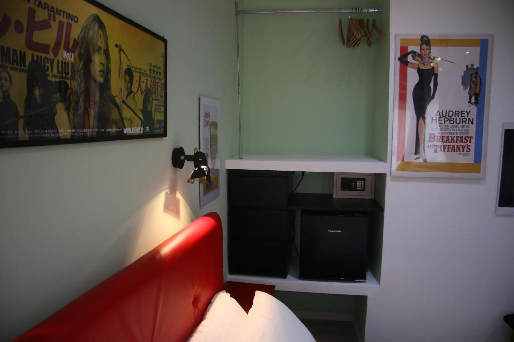 A television and/or entertainment centre at Mila Guest House