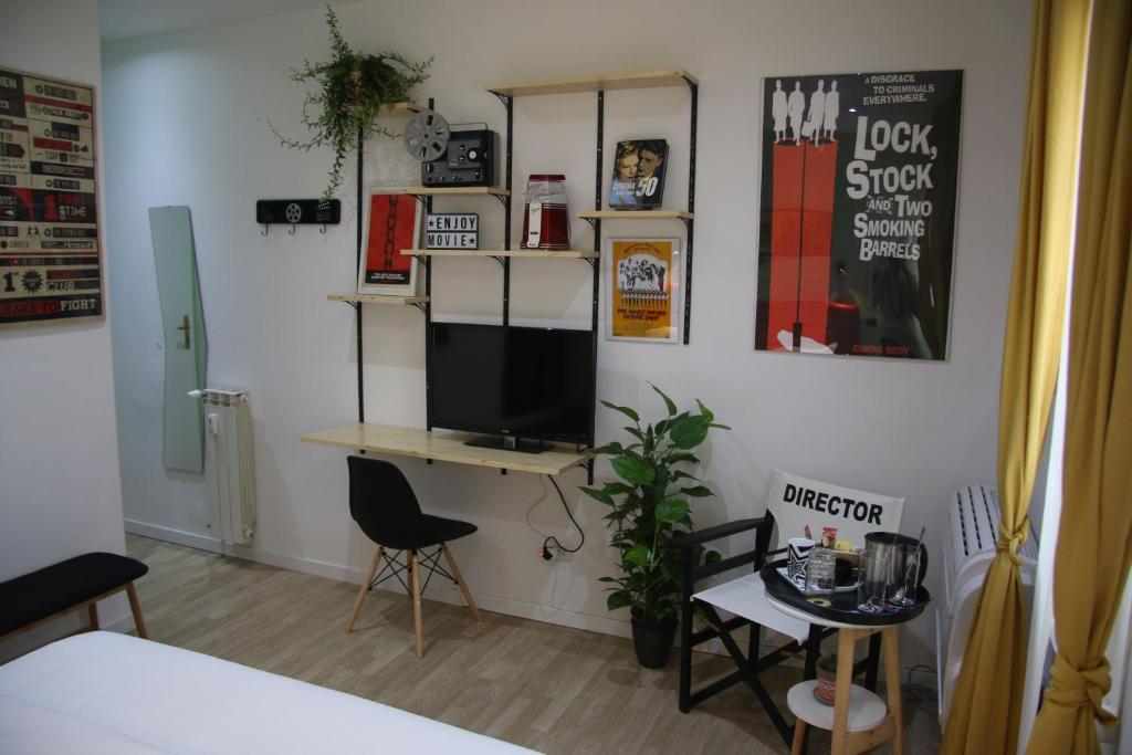 A television and/or entertainment centre at Mila Guest House
