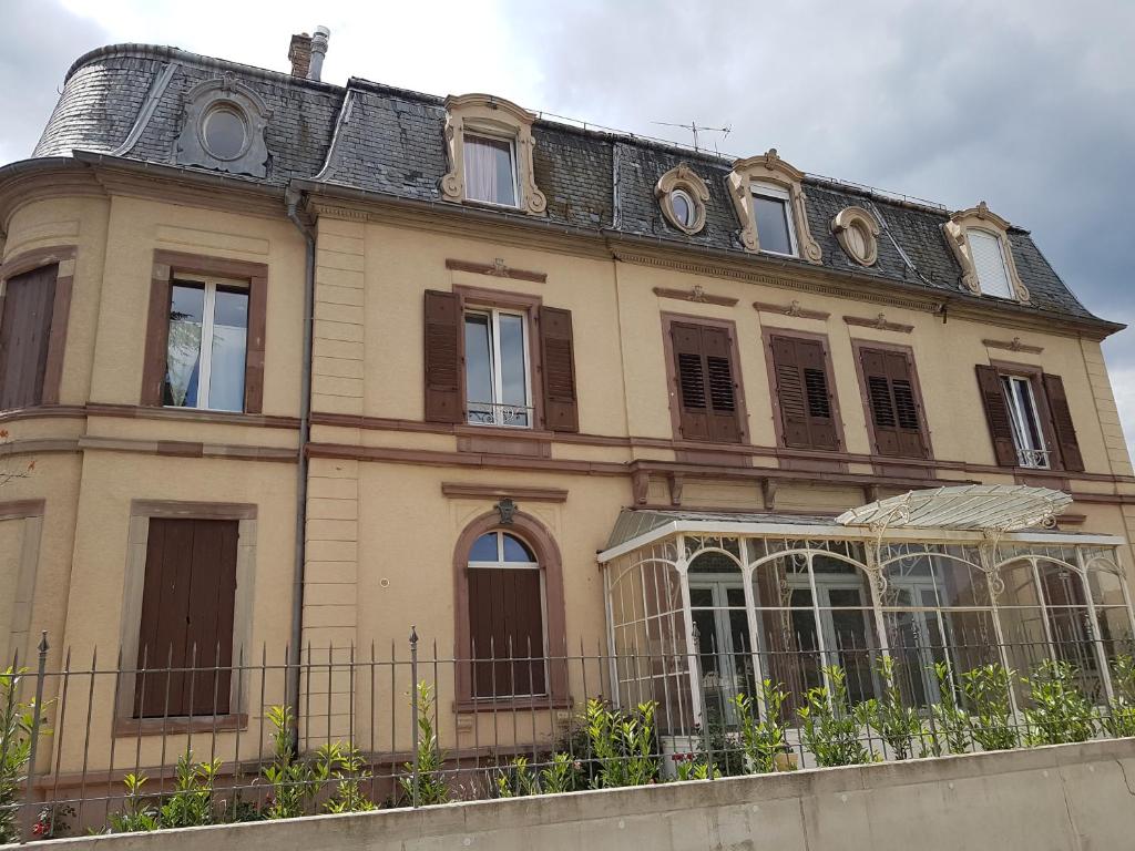 una vecchia casa con una recinzione di fronte di Villa Spetz a Issenheim