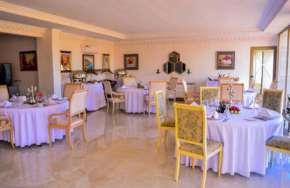 Restaurace v ubytování Hôtel Jnane Ain Asserdoune