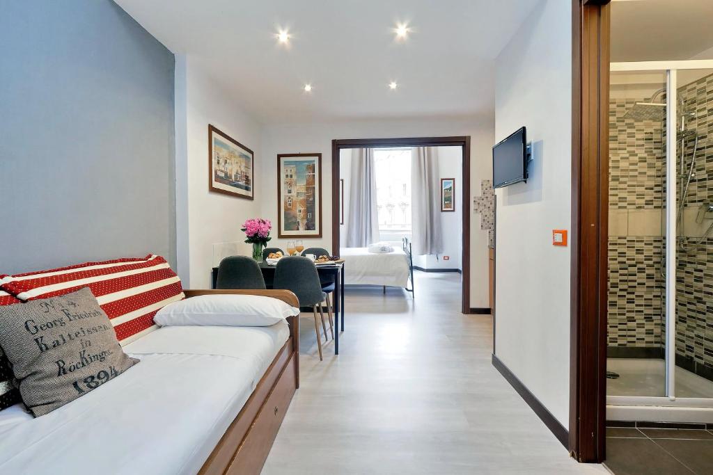 un soggiorno con divano e una sala da pranzo di 4BNB - Cavour Square Apartment a Roma