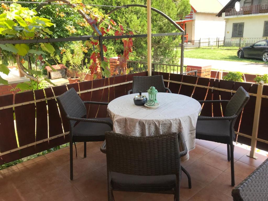Posedenie v ubytovaní Gunarasi villa jacuzzival