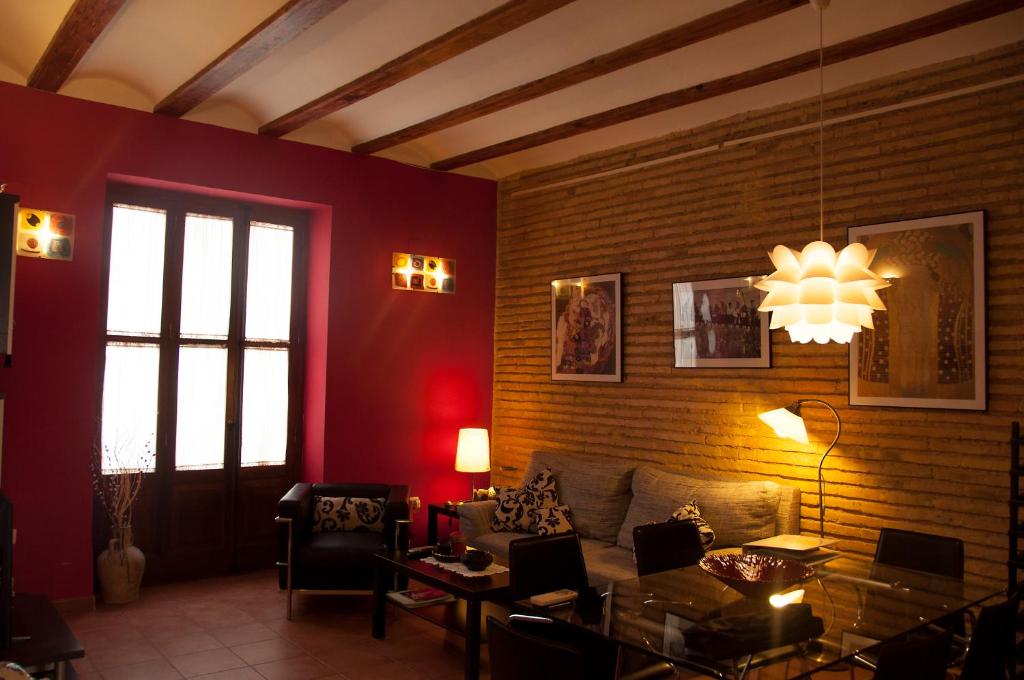 - un salon avec un canapé et un lustre dans l'établissement Homely Nest Valencia El Carme, à Valence