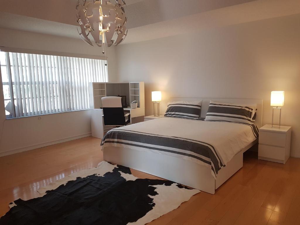 ein Schlafzimmer mit einem großen Bett und einem Kronleuchter in der Unterkunft Master Luxury Room in Sunrise