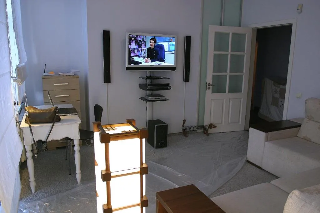 CENTER, MAIDAN 1 Separate Guest Room for 1 PERSON ONLY in a Big Apartment Shared with the Lessor, Kiev, Ukraine