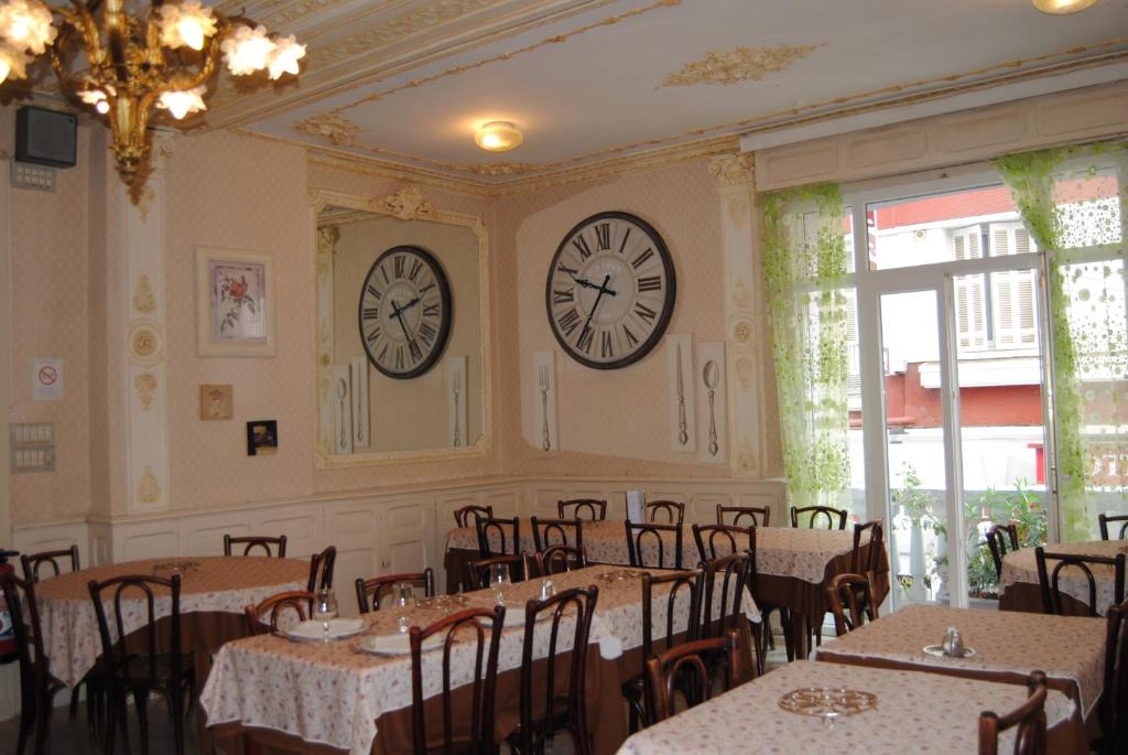 Restaurace v ubytování Hôtel Myosotis