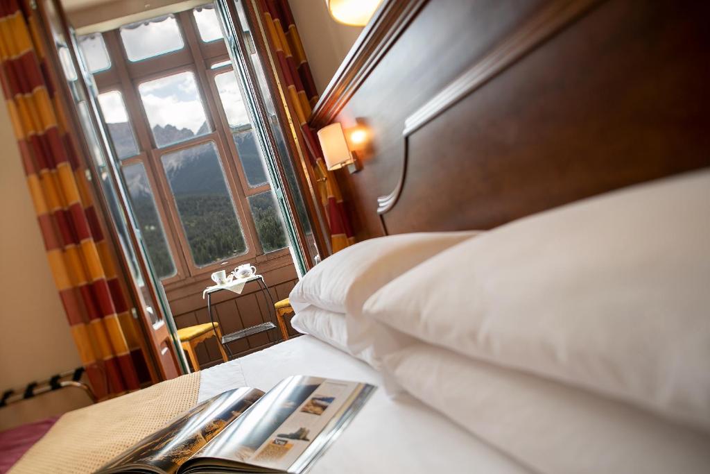 Postel nebo postele na pokoji v ubytování TH Borca di Cadore - Park Hotel Des Dolomites