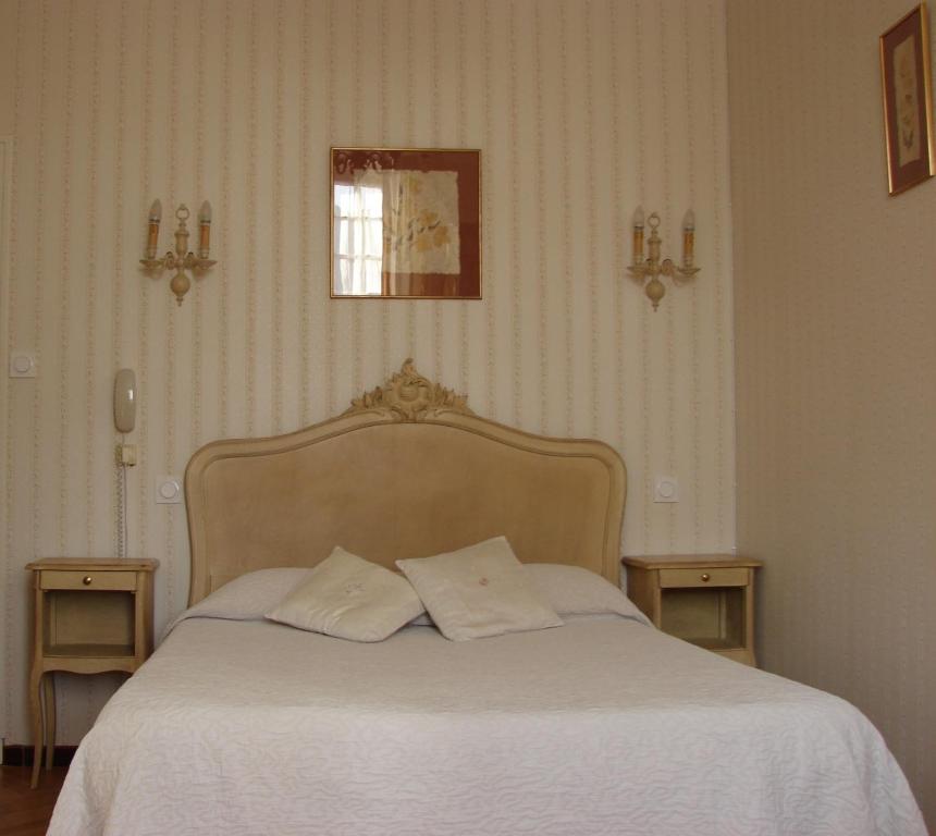 Postel nebo postele na pokoji v ubytování Hôtel Le Siècle
