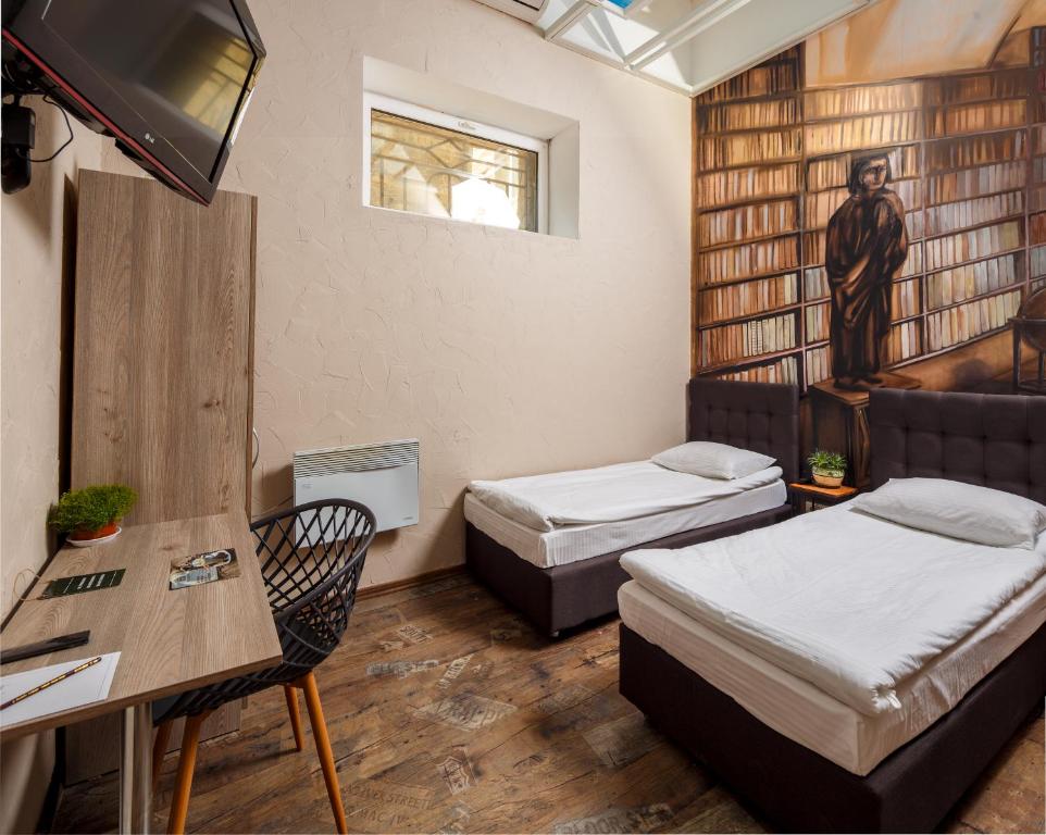 Postel nebo postele na pokoji v ubytování Mezzanine Hotel