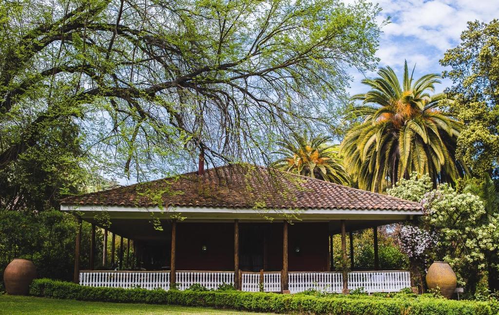 una casa con un techo con palmeras en el fondo en Hotel Hacienda los Lingues, en Los Lingues